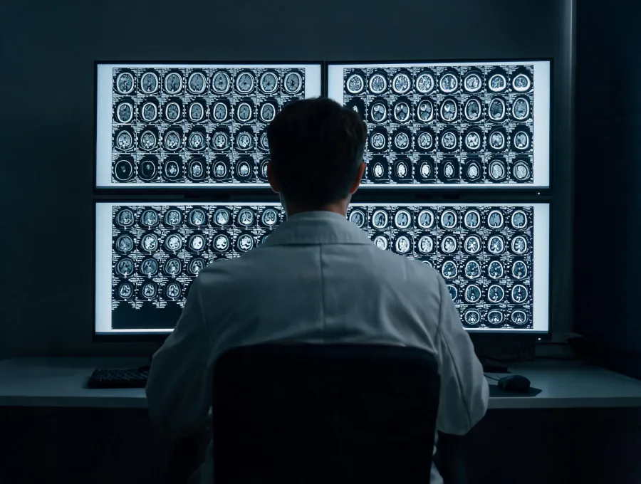 PACS workstation with multi-monitor hanging protocols